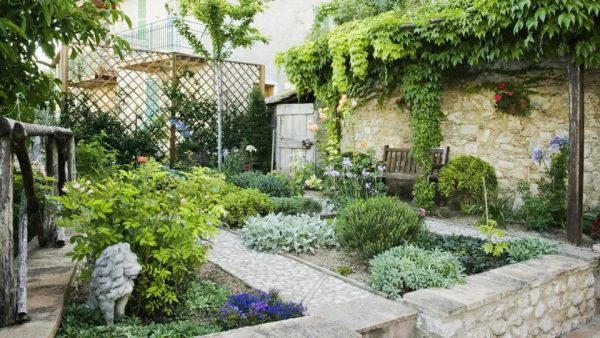 3 Gardening Trends Landscapers Are Glad To Say Goodbye To